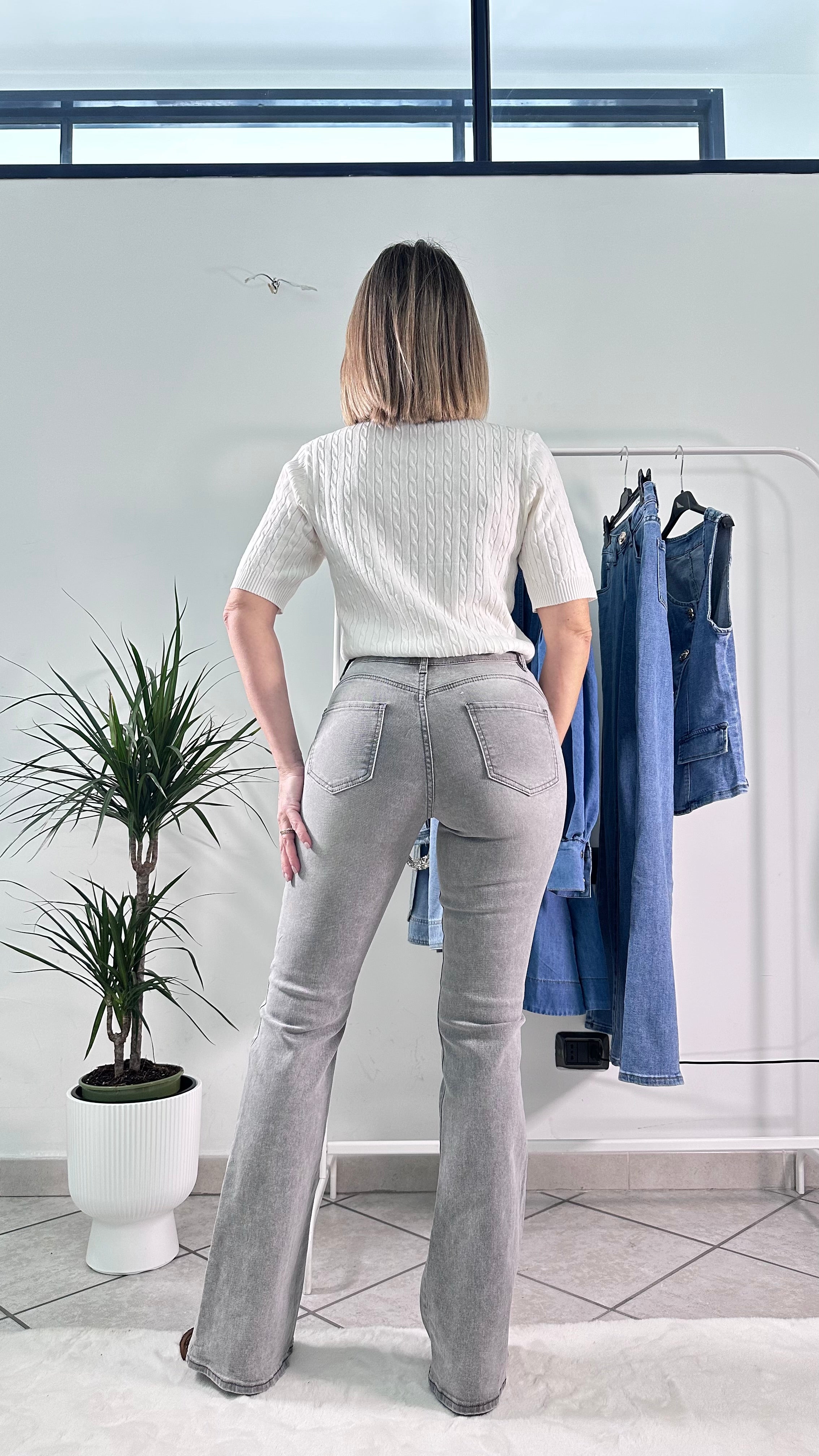 Jeans zampa slanciante push up grigio