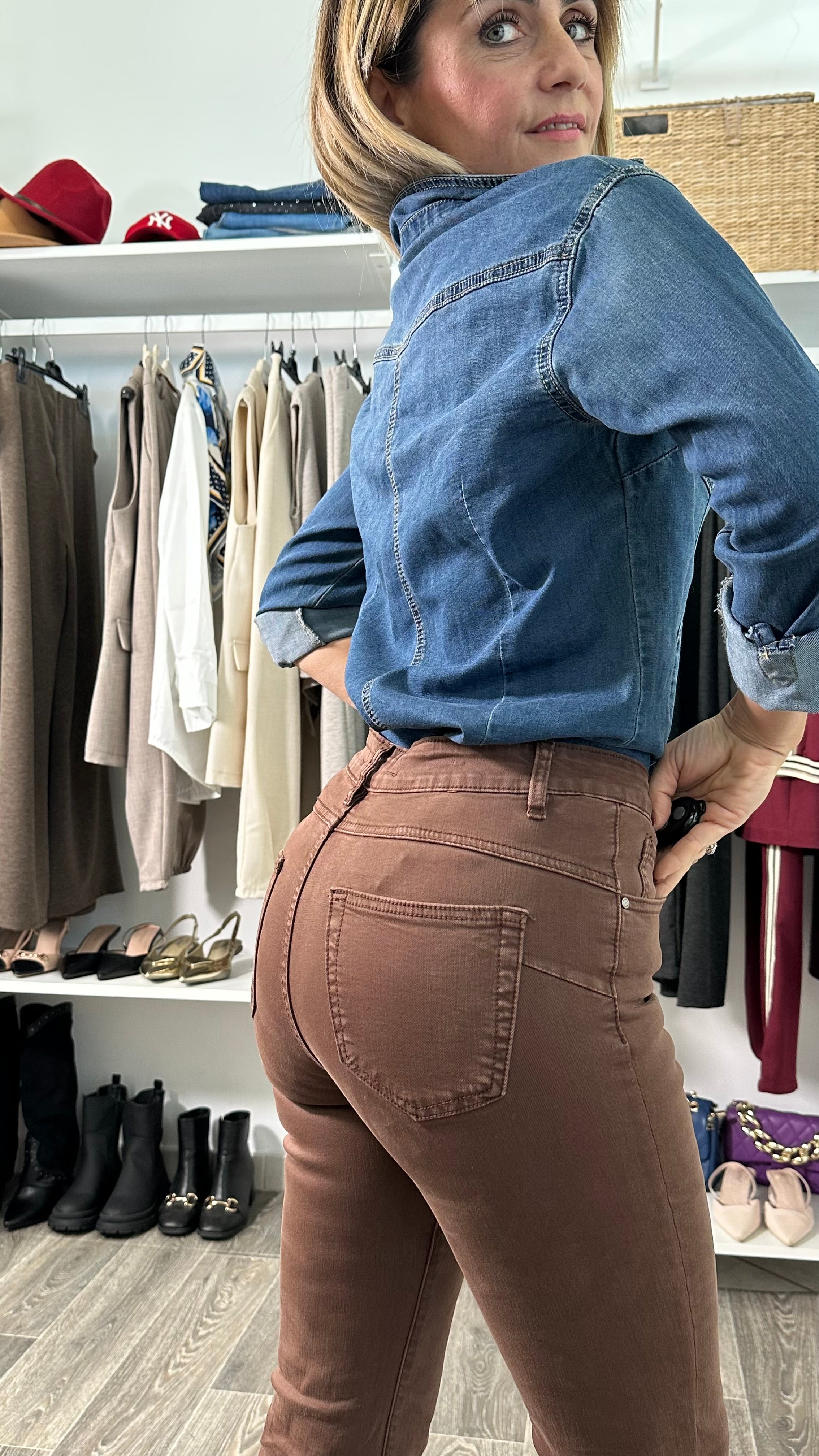 Jeans zampa Push up  marrone cioccolato