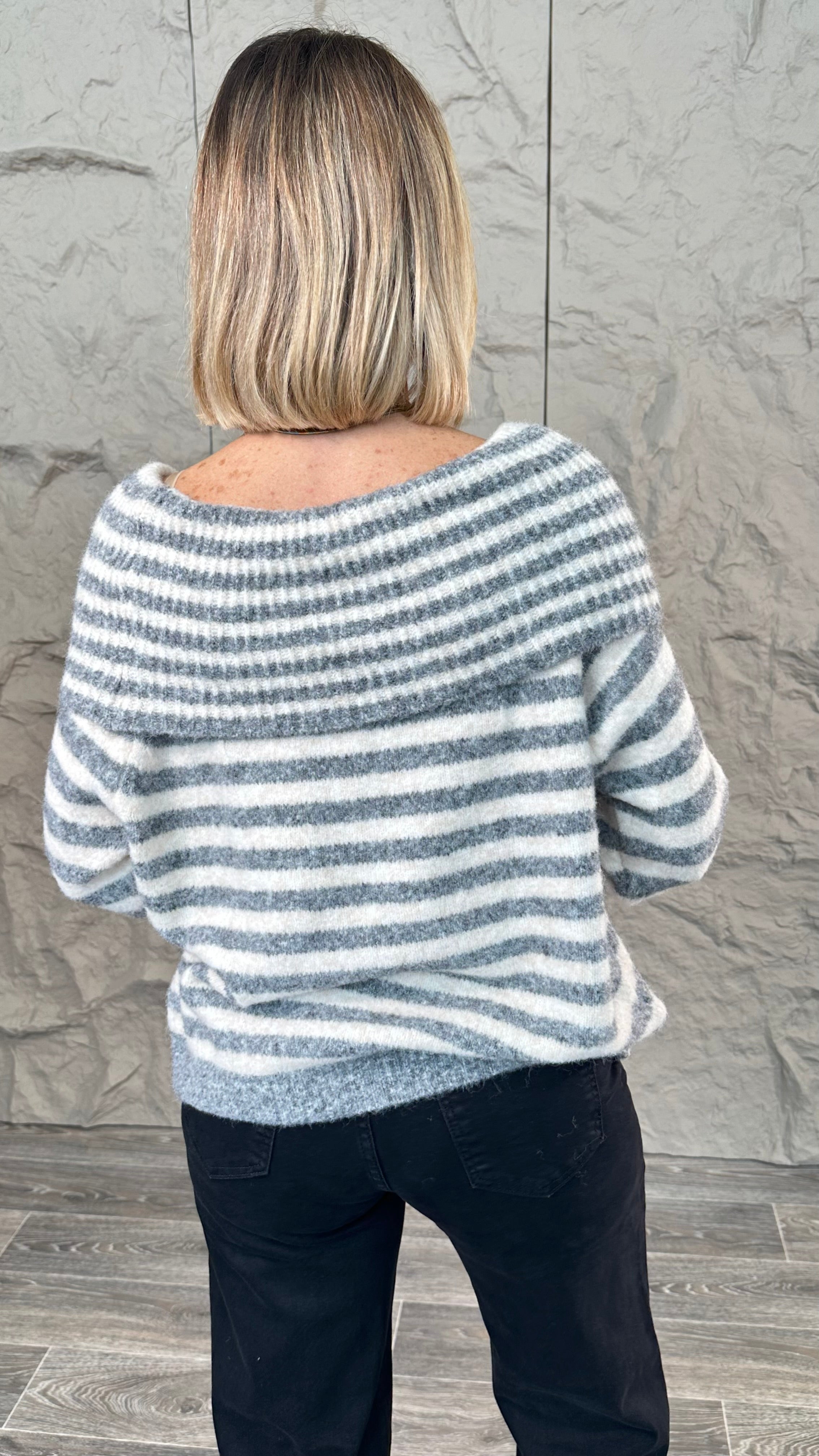 Maglione Scollo a Barca Righe Grigio