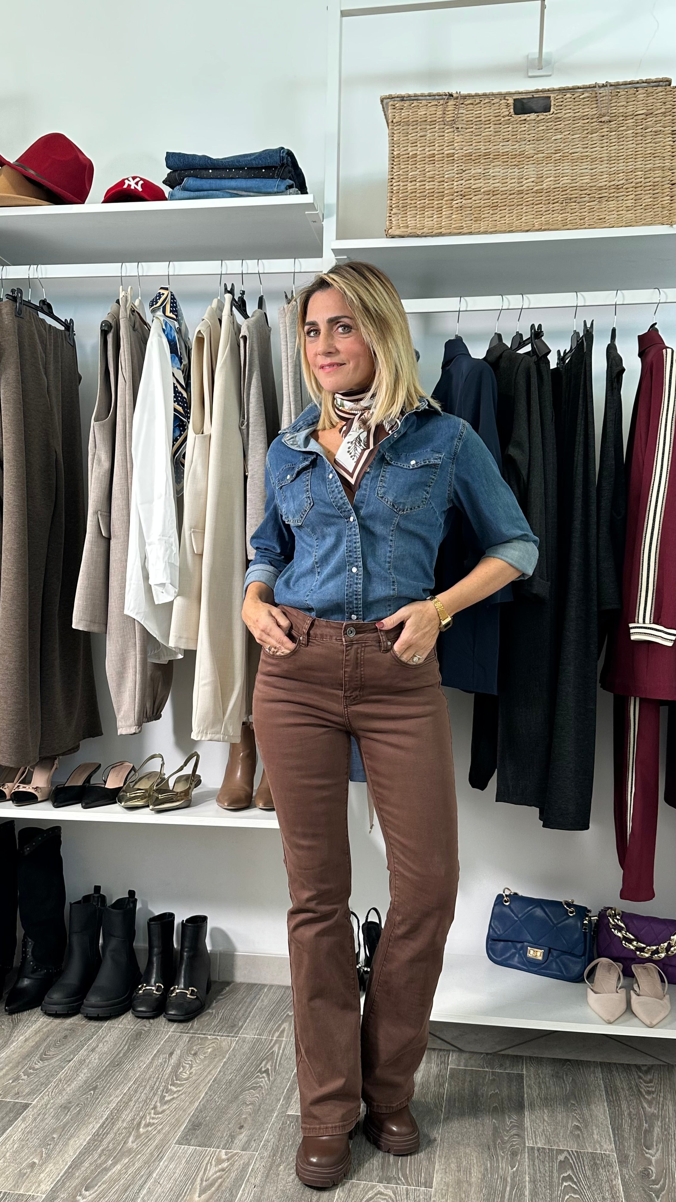 Jeans zampa Push up  marrone cioccolato